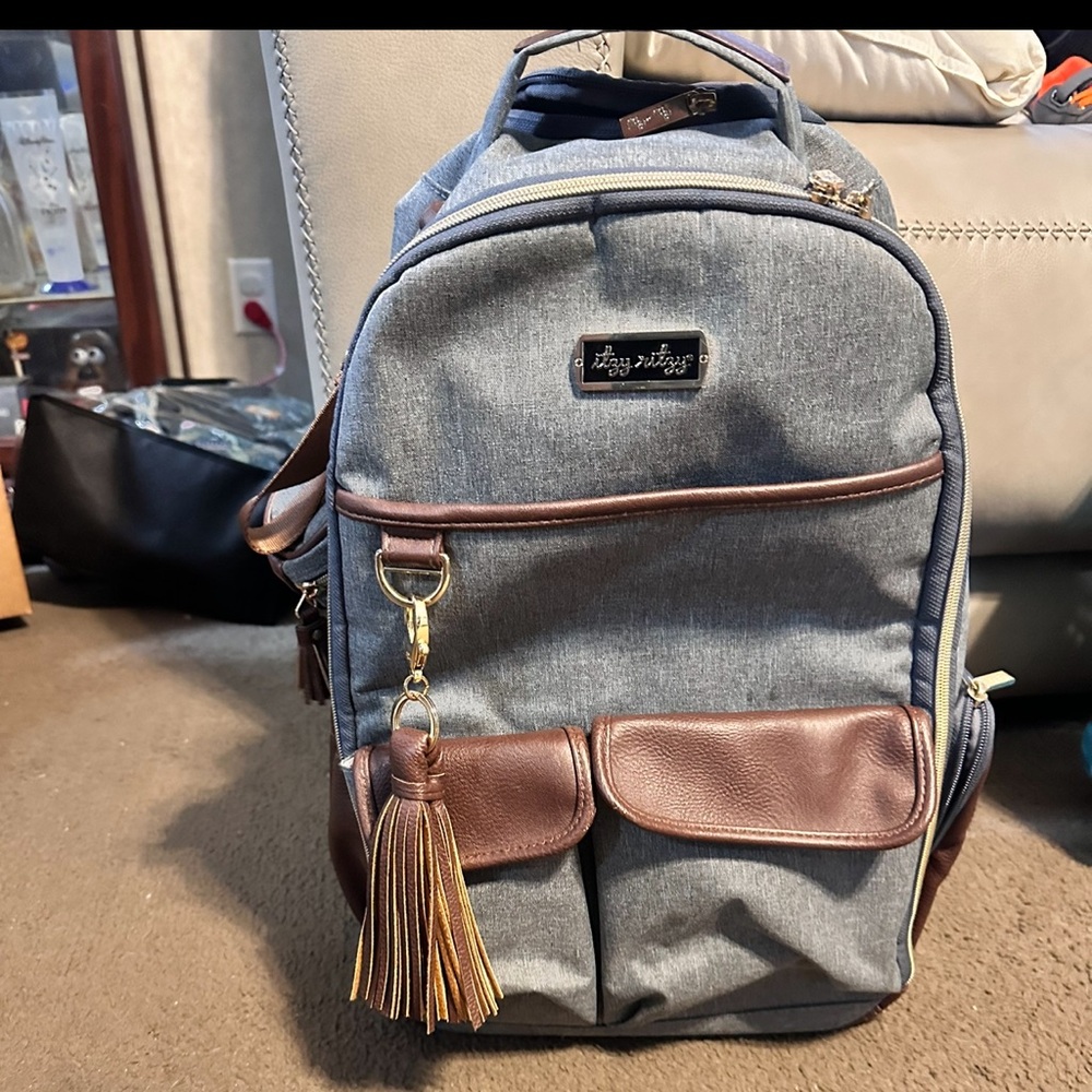 EUC Itzy Ritzy backpack diaper bag